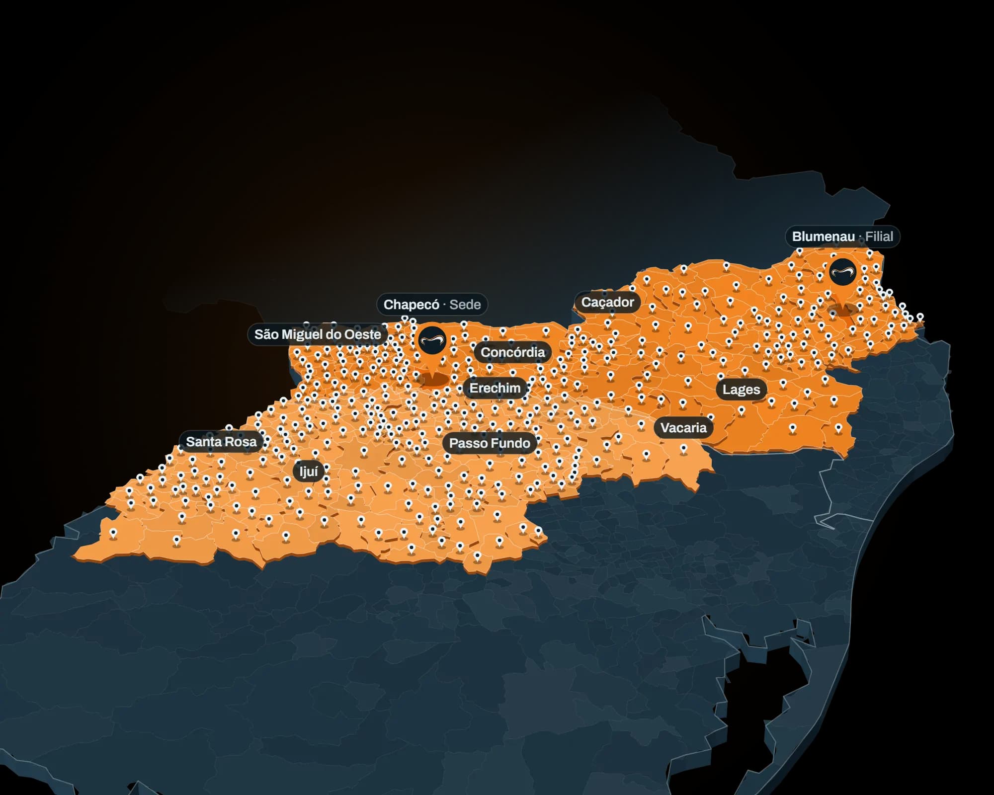 Mapa 3D de Santa Catarina e do Rio Grande do Sul com as 456 cidades atendidas pela OestePan em laranja e um pin em cada uma. A sede fica em Chapecó e a filial, em Blumenau. O Paraná aparece apagado, ao norte.
