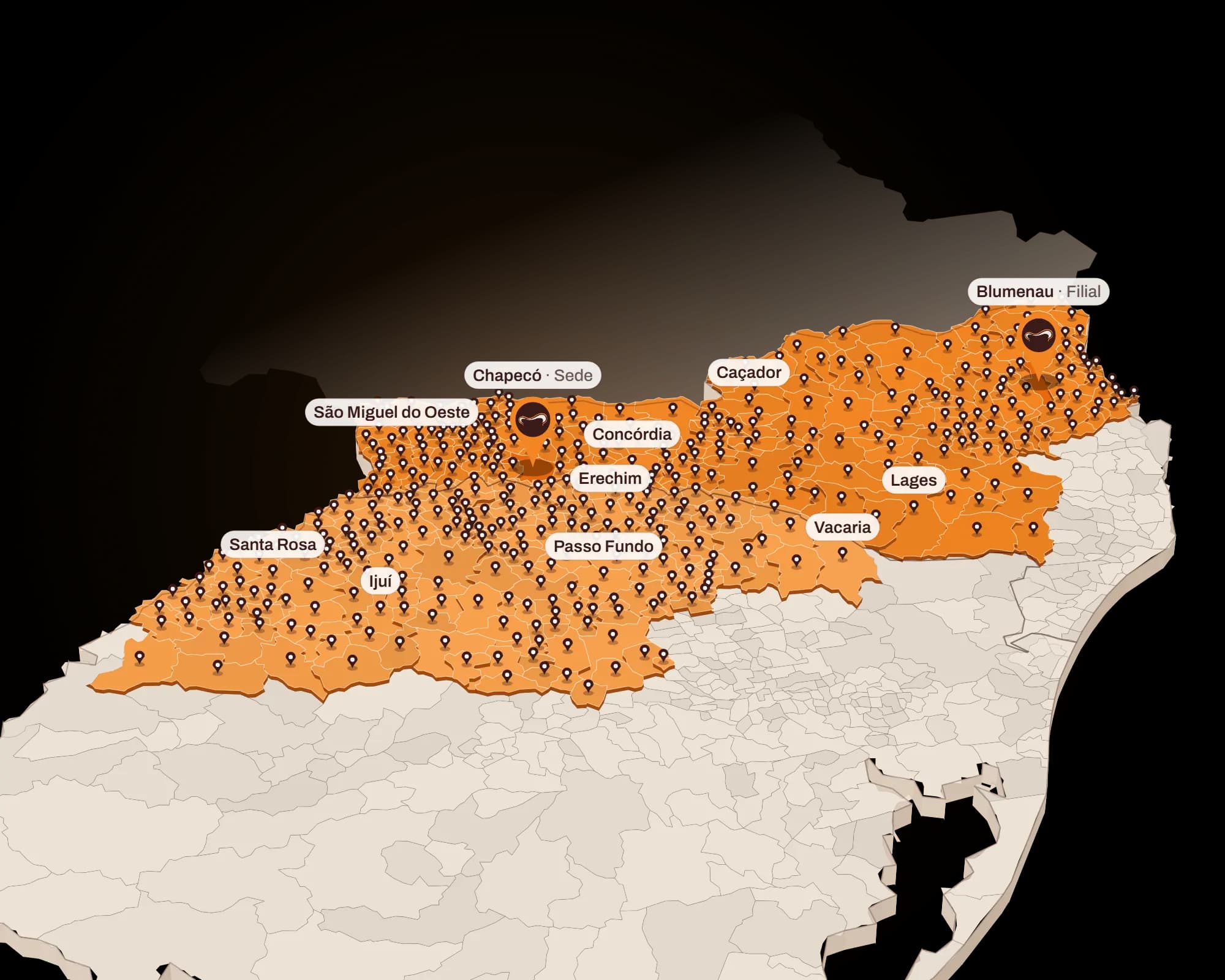 Mapa 3D de Santa Catarina e do Rio Grande do Sul com as 456 cidades atendidas pela OestePan em laranja e um pin em cada uma. A sede fica em Chapecó e a filial, em Blumenau. O Paraná aparece apagado, ao norte.
